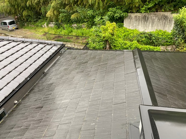 住宅街で隣接した屋根